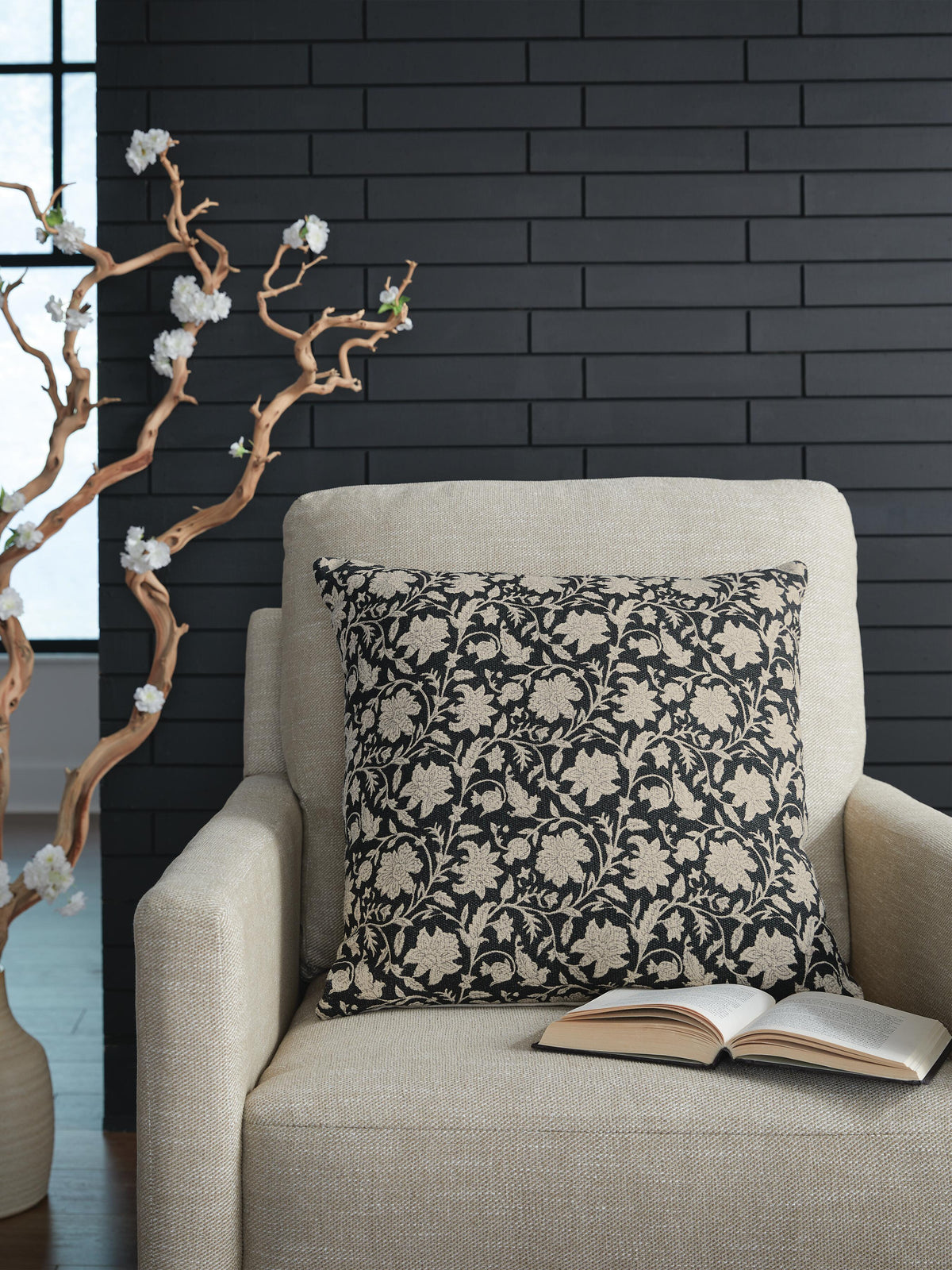 Alanderson Pillow (4/CS) - Black/Ivory