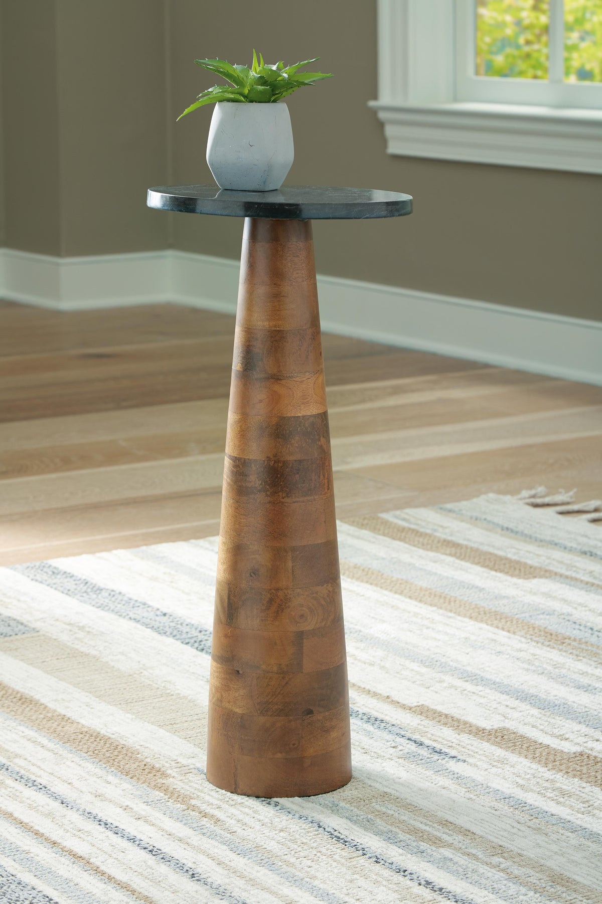 Quinndon Accent Table - Brown/Black