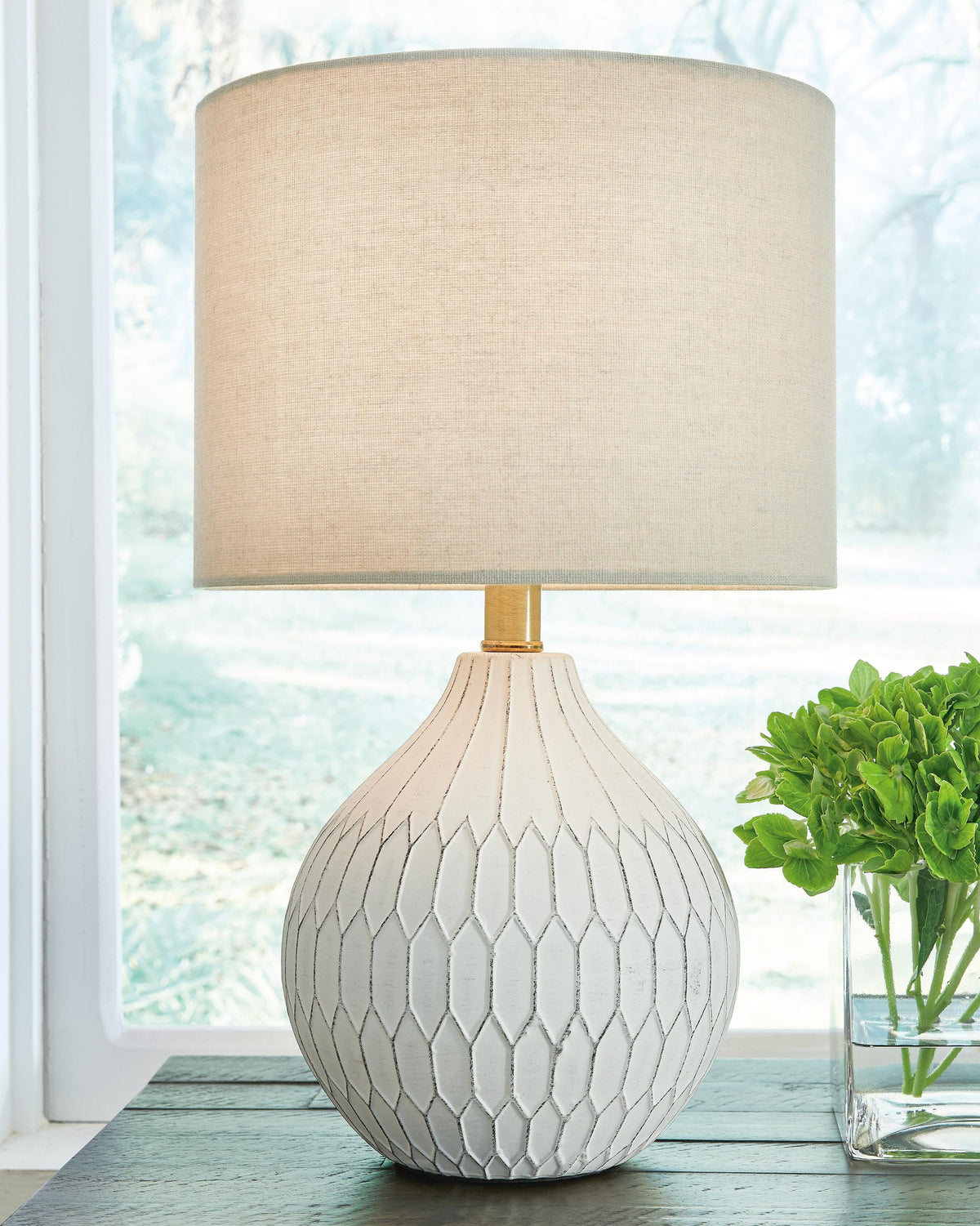 Wardmont Ceramic Table Lamp (1/CN) - White