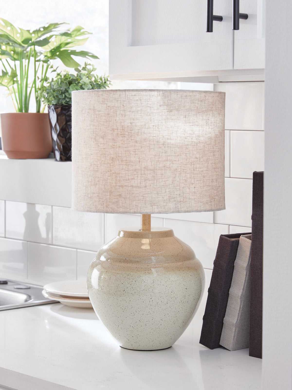 Waldish Metal Table Lamp (1/CN) - Cream/Beige