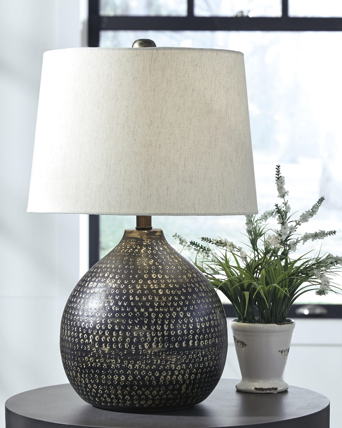 Maire Metal Table Lamp (1/CN) - Black/Gold Finish