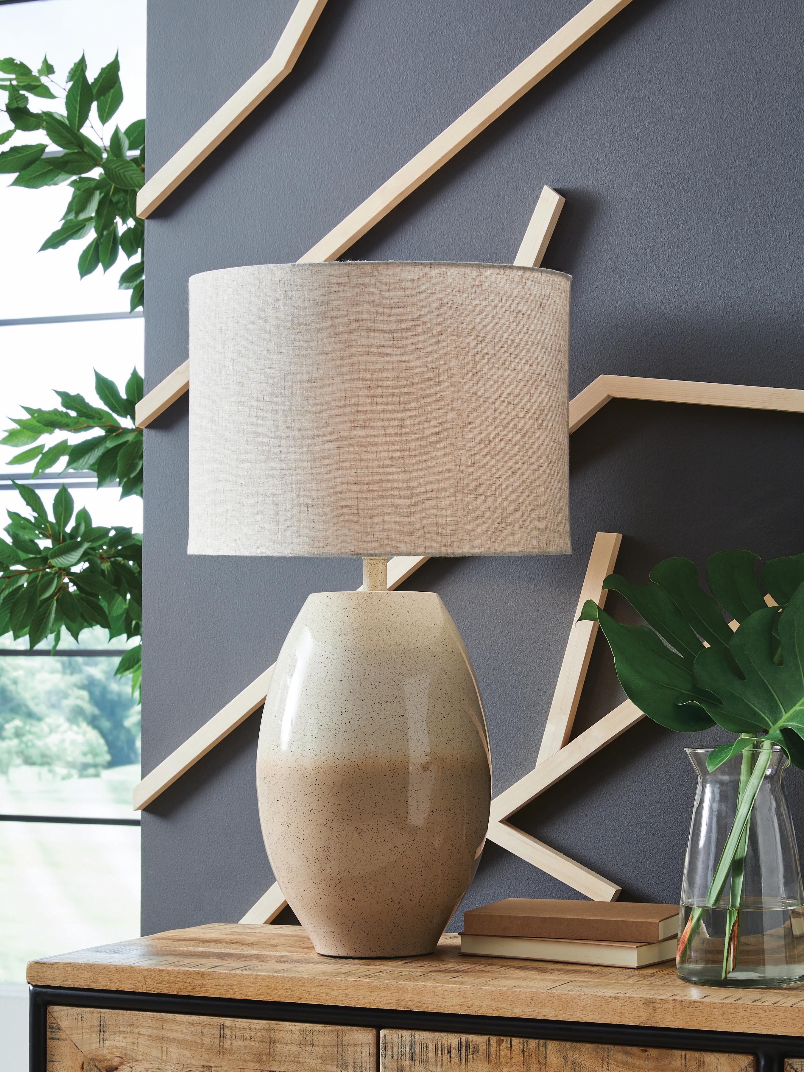 Linas Metal Table Lamp (1/CN) - Cream/Beige
