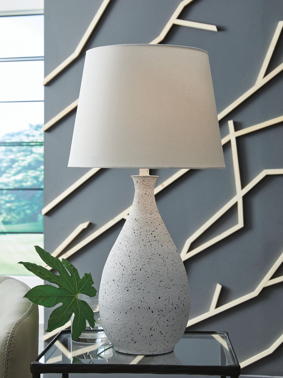 Wyattford Metal Table Lamp (1/CN) - White/Black