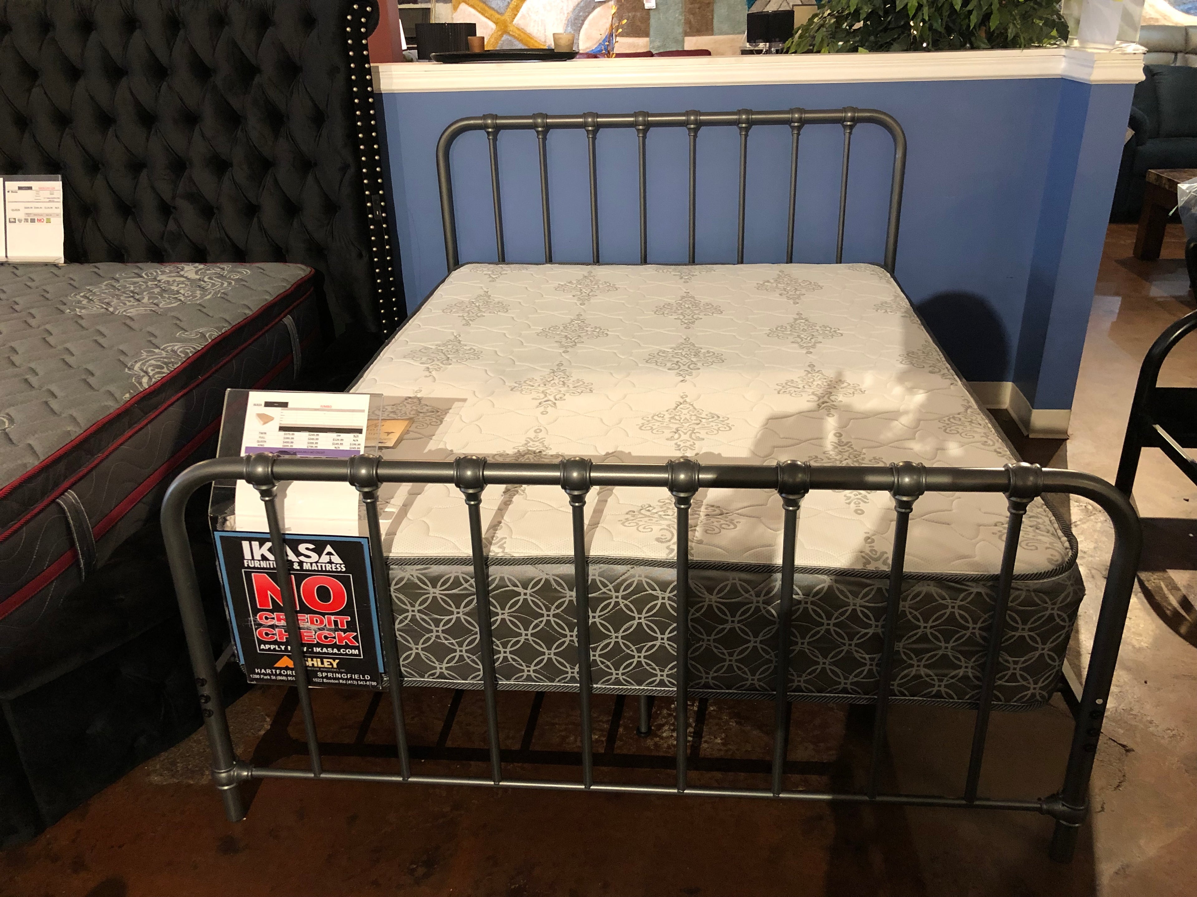 QUEEN METAL BEDFRAME